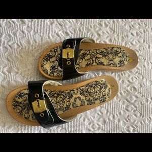 Dr. Scholl’s classic wood sandals